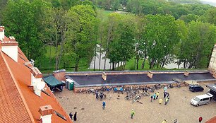 Žygio Dviračiais palei Nemuną žygio dalyviai Panemunės pilyje