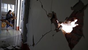 Tailande per žemės drebėjimą suskilusi siena