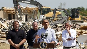 Barackas Obama lankėsi tornado nusiaubtame Vilonijos mieste.