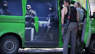 Prorusi&scaron;ki teroristai lipa į mikroautobusą. 