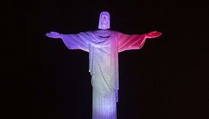 Rio de Žaneire Anglijos vėliavos spalvomis ap&scaron;viesta Kristaus statula