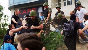 Ukrainos protestuotojų ir karių susirėmimas prie Rusijos konsulato Odesoje