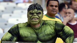 Hulko kostiumu apsirengęs futbolo sirgalius