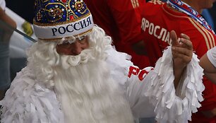 Seniu &scaron;alčiu apsirengęs Rusijos futbolo sirgalius