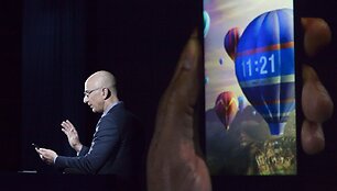 &bdquo;Amazon.com&ldquo; įkūrėjas Jeffas Bezos &bdquo;Fire Phone&ldquo; i&scaron;maniojo telefono pristatyme