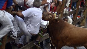 San Fermino festivalyje keli žmonės pajuto buliaus įnir&scaron;į.