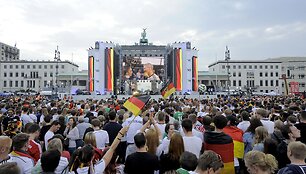 Vokietijos futbolo sirgaliai laukia sugrįžtančių pasaulio čempionų.