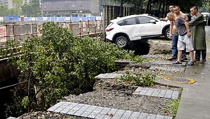 Kinijoje įgriuvo automobilių stovėjimo ai&scaron;ktelė