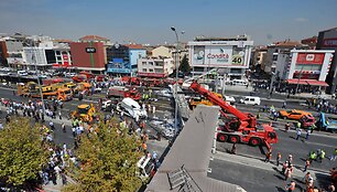 Turkijoje sugriuvęs pėsčiųjų tiltas