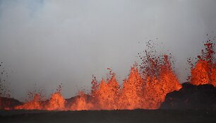 Baurdarbungos ugnikalnis lieja lavą