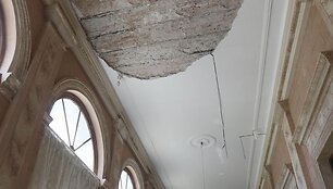 Paragvajaus prezidentūroje nuo lubų nukrito tinkas.
