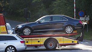 Po avarijos automobilis, kuriuo buvo vežamas &Scaron;vedijos karalius Carlas XVI Gustafas.