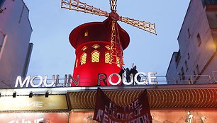 „Femen“ protestas ant „Moulin Rouge“ stogo