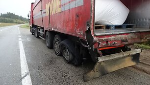 Vilkikas po avarijos kelyje Alytus &ndash; Simnas &ndash; Kalvarija