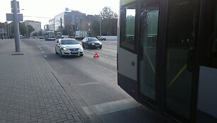 Vilniuje, Konstitucijos pr. susidūrė lengvasis automobilis ir autobusas