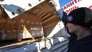 Demonstuorjama, kas vežamas Rusijos humanitarinės pagalbos sunkvežimiuose