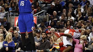 Chrisas Johnsonas ir ant žiūrovų krentantis Kyle'as Lowry