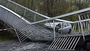 Danijoje automobilis atsitrenkęs į sugriuvusį pėsčiųjų tiltą.