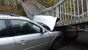 Danijoje automobilis atsitrenkęs į sugriuvusį pėsčiųjų tiltą.