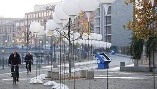 Buvusios Berlyno sienos vietoje pastatyti balionai (2014 m. lapkričio 7 d.)