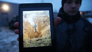 Vietos gyventojas rodo kokia duobė liko MiG-29K sudužimo vietoje