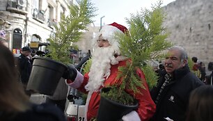 Issa Kassissiehas dalino Kalėdų eglutes Jeruzalėje