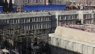 Pekine prie statomo mokyklos stadiono sugriuvo pastoliai