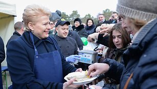 Lietuvos Respublikos Prezidentė Dalia Grybauskaitė stintų &scaron;ventėje Palangoje.