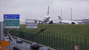 Charles'o De Gaulle'io oro uoste uždaryti du takai