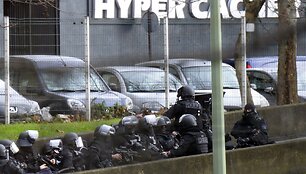 Policininkai netoli parduotuvės Paryžiuje, kurioje ginkluotas vyras laiko įkaitus.
