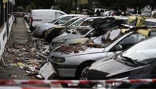 Romoje gaisro ir sprogimo apgadintas daugiabutis.