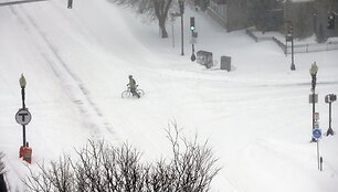 Dviratininkas apsnigtoje Bostono gatvėje
