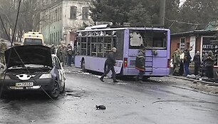 Donecke artilerijos sviedinys pataikė į troleibusų stotelę.
