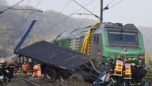 Prancūzijoje traukinys pervažoje atsitrenkė į vilkiką