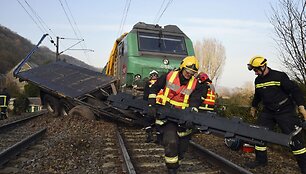 Prancūzijoje traukinys pervažoje atsitrenkė į vilkiką
