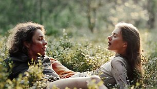 Filmas &bdquo;Sangailė&ldquo; - Aistė Diržiūtė Sangailėje (kairėje) ir Julija Steponaitytė