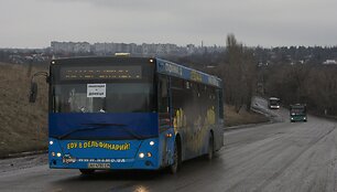 Donecko regione prasidėjus evakuacijai i&scaron; Debalcevės miesto į aplinkinius kaimus važiuoja autobusai