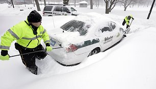 Bostono policininkai kasa sniega apsingtoje automobilių aikštelėje