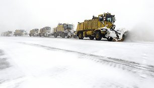 Čikagos O'Hare tarptautiniame oro uoste valomas sniegas