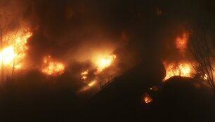 Dega nuo bėgių nulėkusios naftos cisternos 