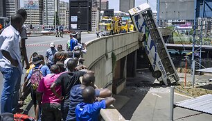 Johanesburge nuo tilto nulėkęs autobusas 