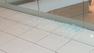 Prekybos centre &bdquo;Europa&ldquo; sudužo stiklo konstrukcija, sumontuota prie laiptų turėklo.