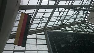 Prekybos centre &bdquo;Europa&ldquo; sudužo stiklo konstrukcija, sumontuota prie laiptų turėklo.