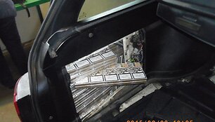 Kontrabandinių cigarečių slėptuvė &bdquo;Volkswagen&ldquo; automobilyje