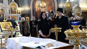 Valentino Rasputino žmona Olga Rasputina (de&scaron;inėje) su anūke Antonina (centre)