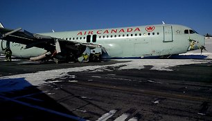 „Air Canada“ lėktuvas po nesėkmingo nusileidimo