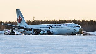 „Air Canada“ lėktuvas po nesėkmingo nusileidimo