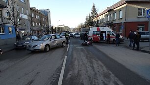 Mopedo &bdquo;Aprilia RS50&ldquo; ir automobilio &bdquo;Nissan Primera&ldquo; avarija Alytuje