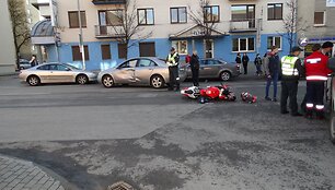 Mopedo &bdquo;Aprilia RS50&ldquo; ir automobilio &bdquo;Nissan Primera&ldquo; avarija Alytuje