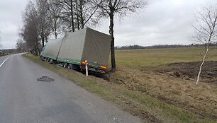 &Scaron;ilutės rajone nuo kelio nuvažiavęs sunkvežimis